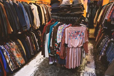 服裝店無(wú)吊牌之謎 舊貨、剪標(biāo)還是另有隱情？