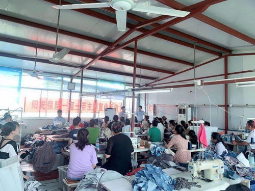 陽光人壽淮安中支走進(jìn)服裝廠，開展“一盔一帶”安全教育，守護(hù)零售從業(yè)者出行安全